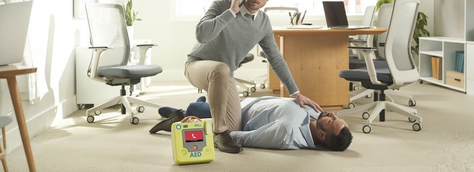 Herzstillstand am Arbeitsplatz: Warum ein Defibrillator den Unterschied macht