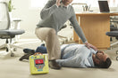 Herzstillstand am Arbeitsplatz: Warum ein Defibrillator den Unterschied macht
